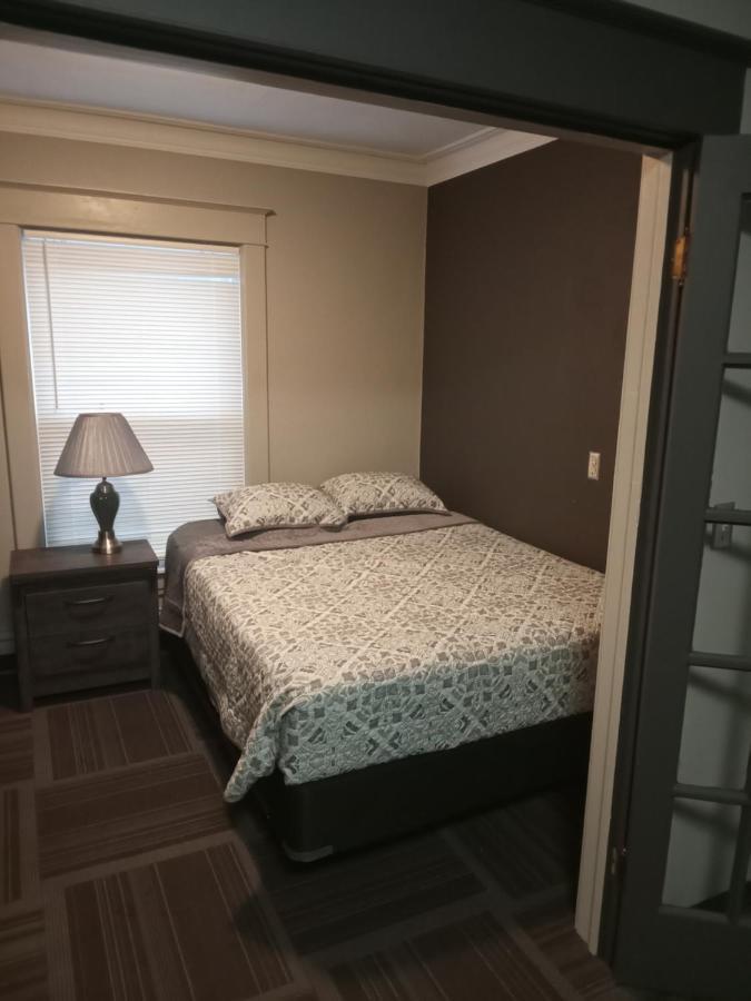 E. Michigan Walk Up Furnished 2 Bedroom Apt Lansing Eksteriør billede