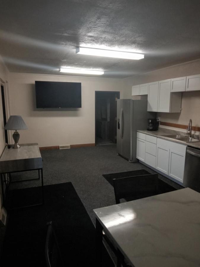 E. Michigan Walk Up Furnished 2 Bedroom Apt Lansing Eksteriør billede