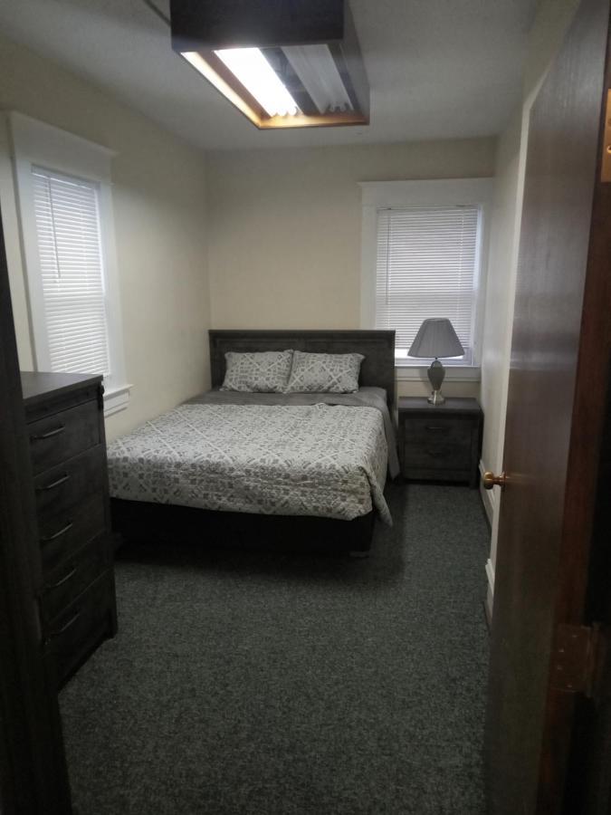 E. Michigan Walk Up Furnished 2 Bedroom Apt Lansing Eksteriør billede