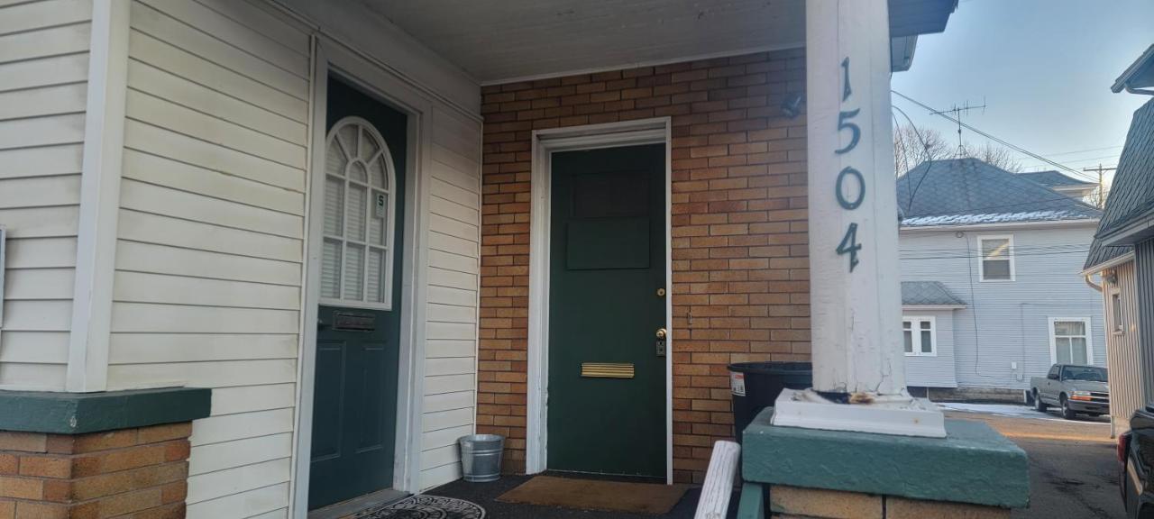 E. Michigan Walk Up Furnished 2 Bedroom Apt Lansing Eksteriør billede